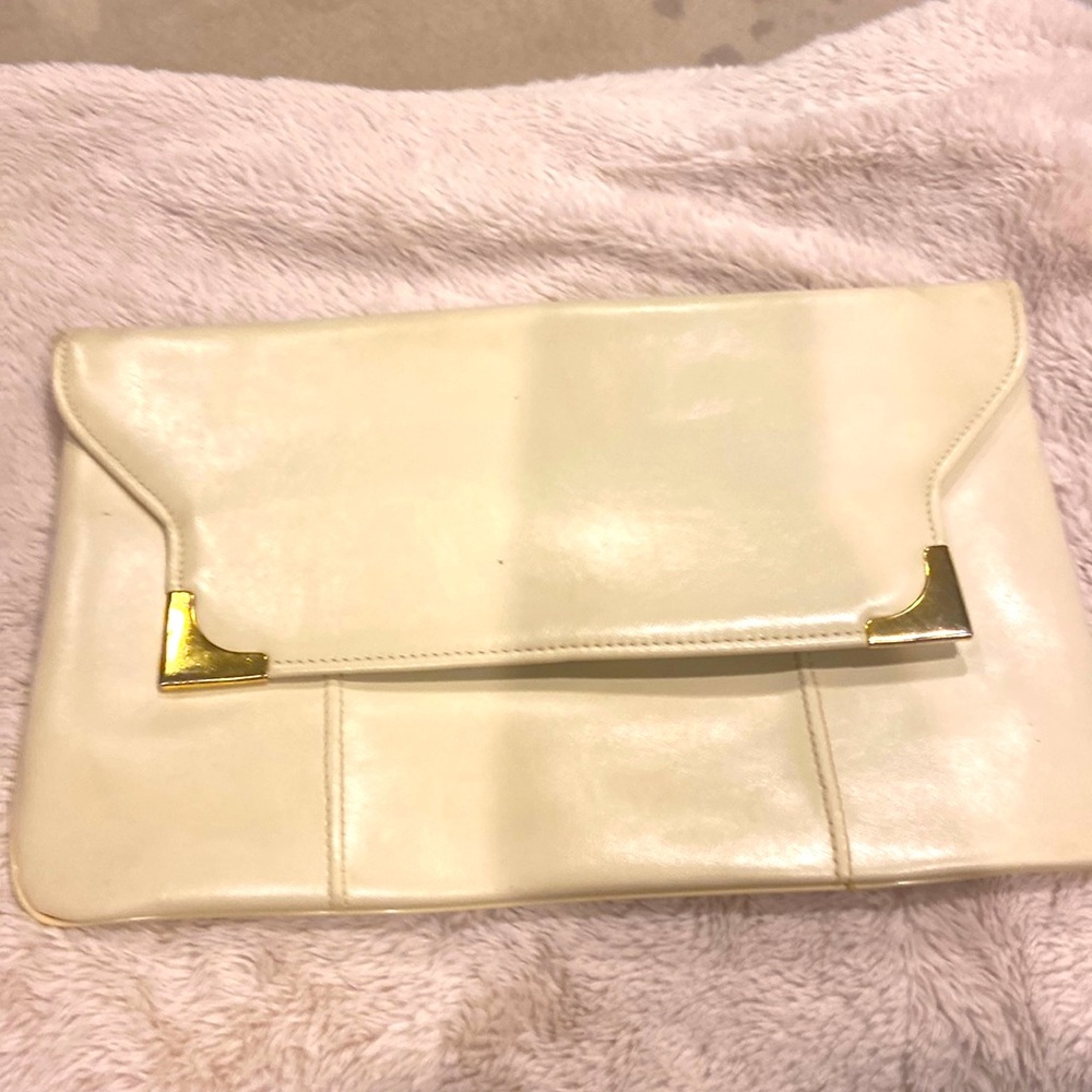 A vintage Cream and green handbag made out of real leather 👝👝 mild damages